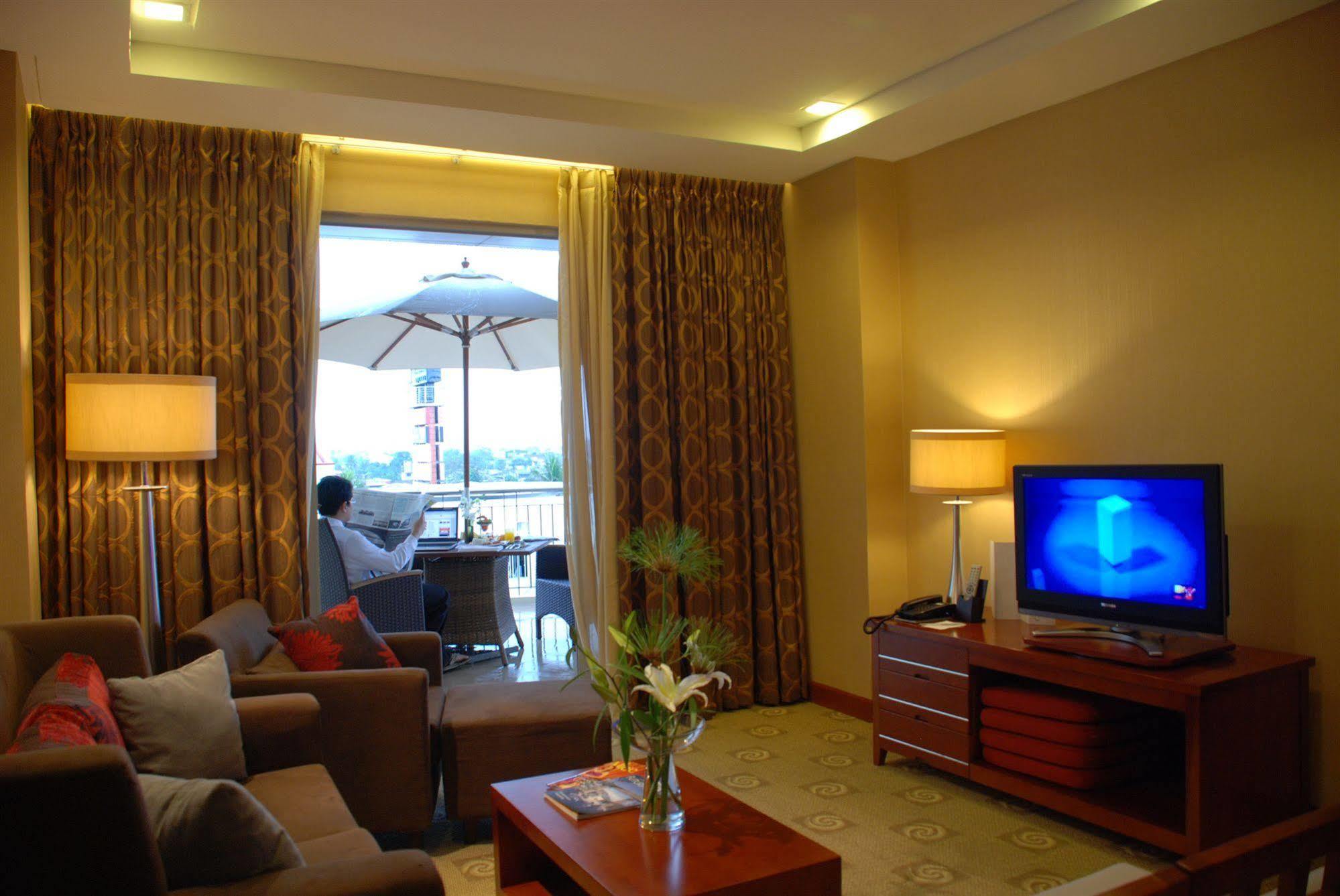 נגה The Avenue Plaza Hotel מראה חיצוני תמונה